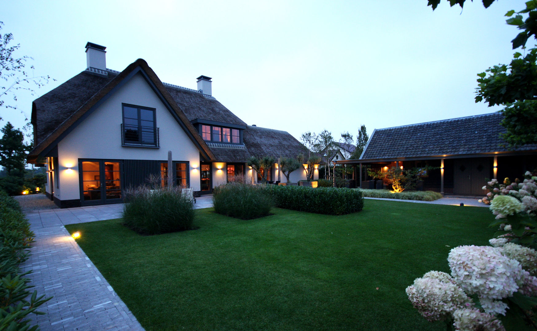 Tuinzijde - modern landhuis te Vinkeveen homify Moderne tuinen Lucht,Plant,Gebouw,Eigendom,Raam,Boom,Verlichting,huis,Huisje,Wolk