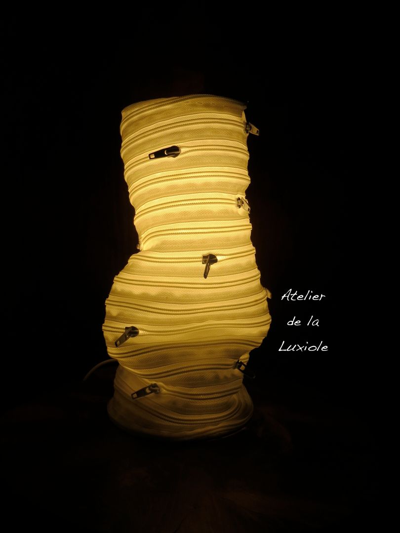 Lampe fermeture éclaire, Atelier de la Luxiole Atelier de la Luxiole Comedores de estilo ecléctico Iluminación