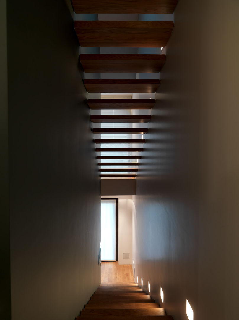 Spazi ritrovati, studio antonio perrone architetto studio antonio perrone architetto Minimalist corridor, hallway & stairs