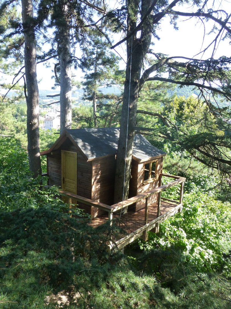 Une cabane perchée à Grenoble, Cabaneo Cabaneo Jardines eclécticos