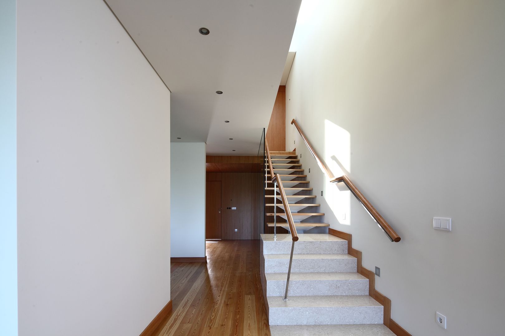 Moradia Unifamiliar Rua Geraldo Kimpell - Valbom Gondomar, Albertina Oliveira-Arquitetura Unipessoal Lda Albertina Oliveira-Arquitetura Unipessoal Lda Minimalist corridor, hallway & stairs