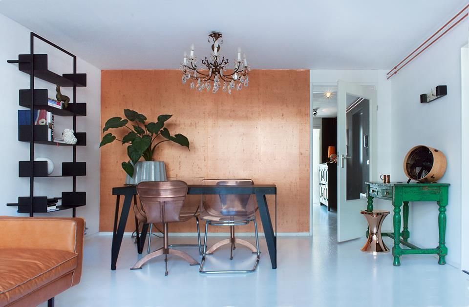 Koperen muur in de woonkamer IJzersterk interieurontwerp Eclectische woonkamers Tafel,Meubilair,Bank,azuurblauw,Het opbouwen van,Hout,Plant,Kamerplant,architectuur,rekken