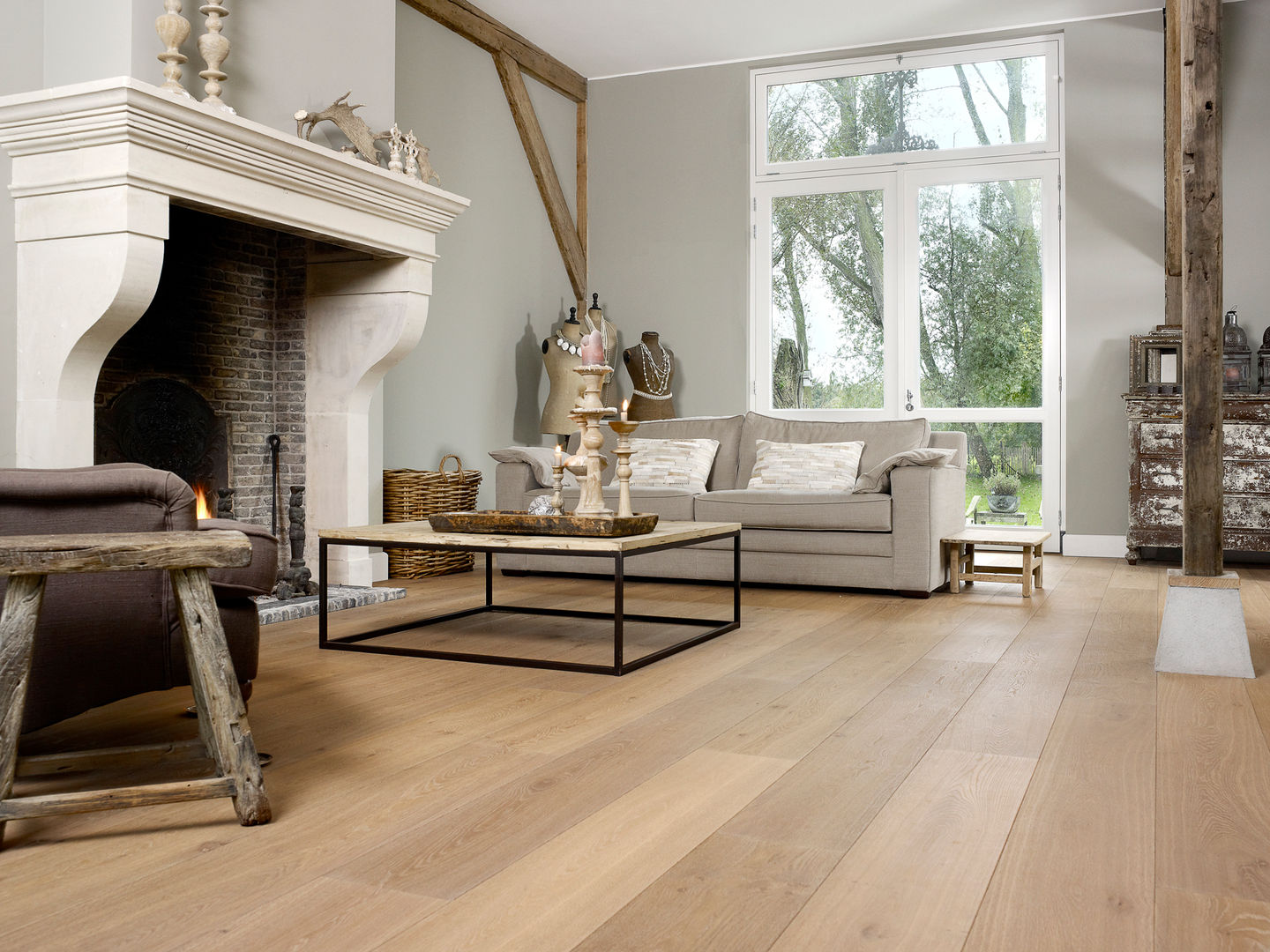 Een warme vloer bij de openhaard Nobel flooring Landelijke muren & vloeren Meubilair,Eigendom,Bank,Gebouw,Hout,Tafel,Comfort,Vloeren,Interieur ontwerp,Huiskamer