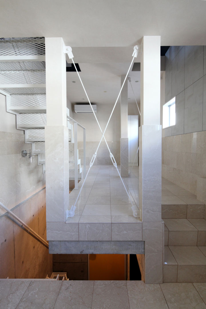 saikudani no ie, 一級建築士事務所アトリエｍ 一級建築士事務所アトリエｍ Pasillos, vestíbulos y escaleras modernos