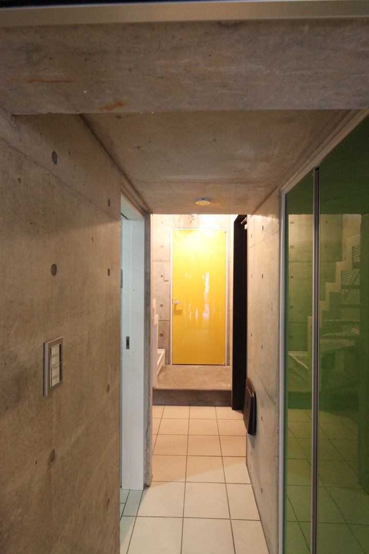 saikudani no ie, 一級建築士事務所アトリエｍ 一級建築士事務所アトリエｍ Pasillos, vestíbulos y escaleras modernos