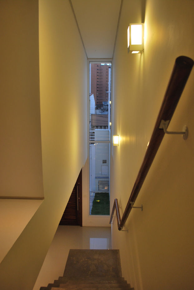 Projeto Residêncial Manuel, ArkDek ArkDek 隨意取材風玄關、階梯與走廊