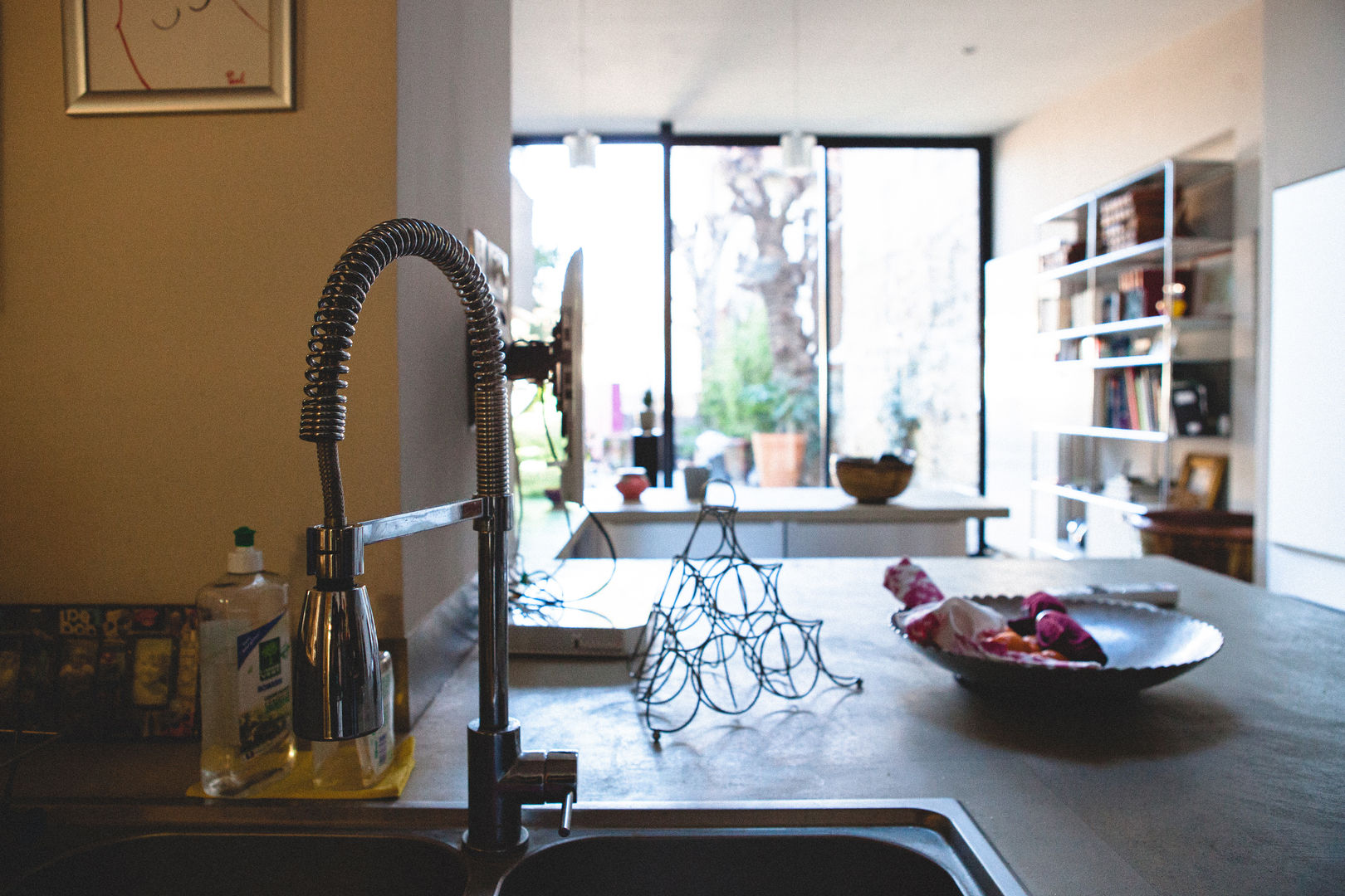 La Maison de Gilles & Nathalie, Maguelone Vidal Architectures Maguelone Vidal Architectures Dapur Gaya Industrial Sinks & taps