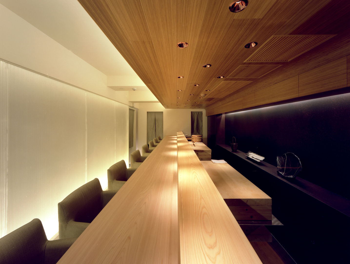 Sushi-sho NAKAGAWA, TotalDesignWorks ROOT TotalDesignWorks ROOT Espacios comerciales Restaurantes