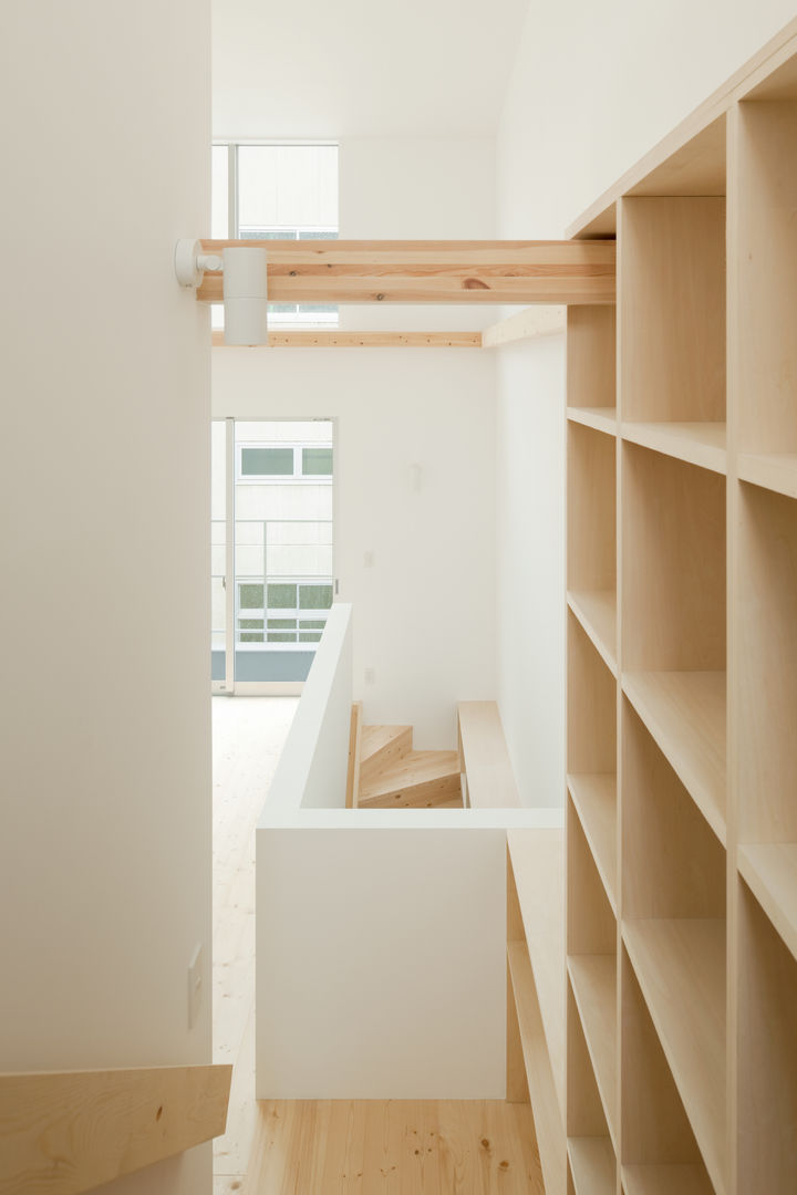 2〜3階階段 井戸健治建築研究所 / Ido, Kenji Architectural Studio 北欧スタイルの 玄関&廊下&階段