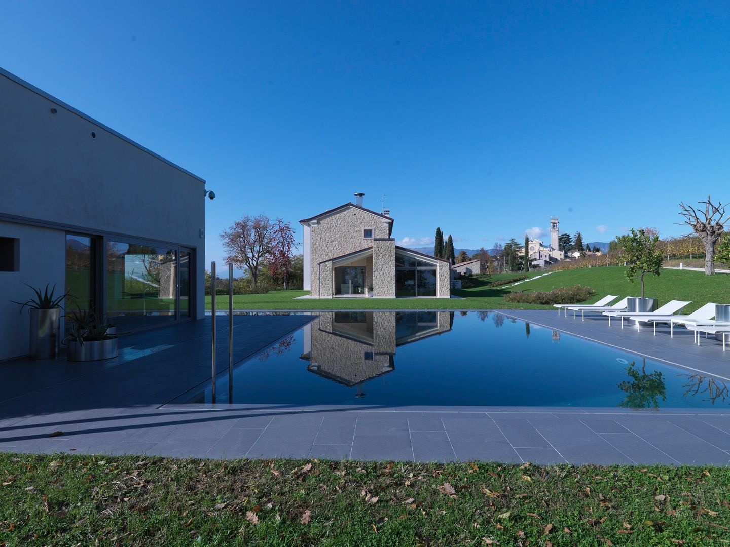 Ristrutturazione nel Nord Italia: Splendido uso di materiali naturali, Vegni Design Vegni Design Pool