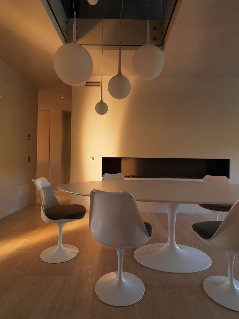 Ristrutturazione nel Nord Italia: Splendido uso di materiali naturali, Vegni Design Vegni Design Minimalist dining room