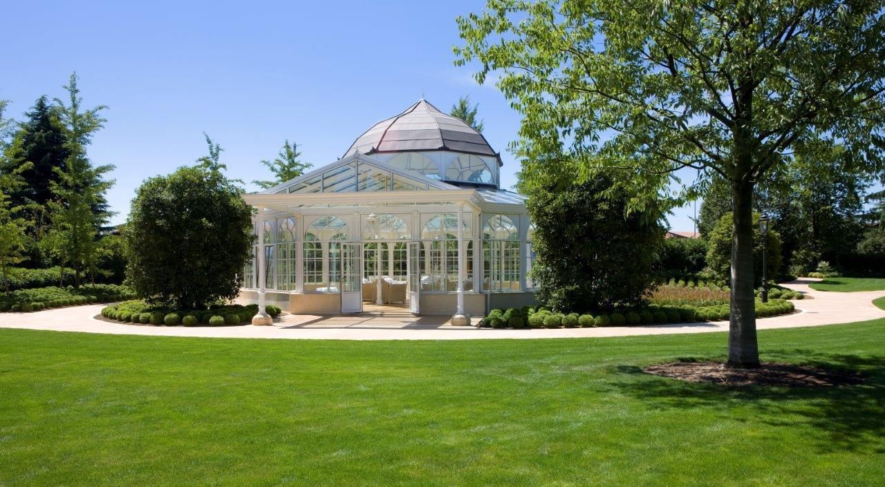 Architektonische Perle in der italienischen Natur, KELLER AG KELLER AG Mediterranean style conservatory