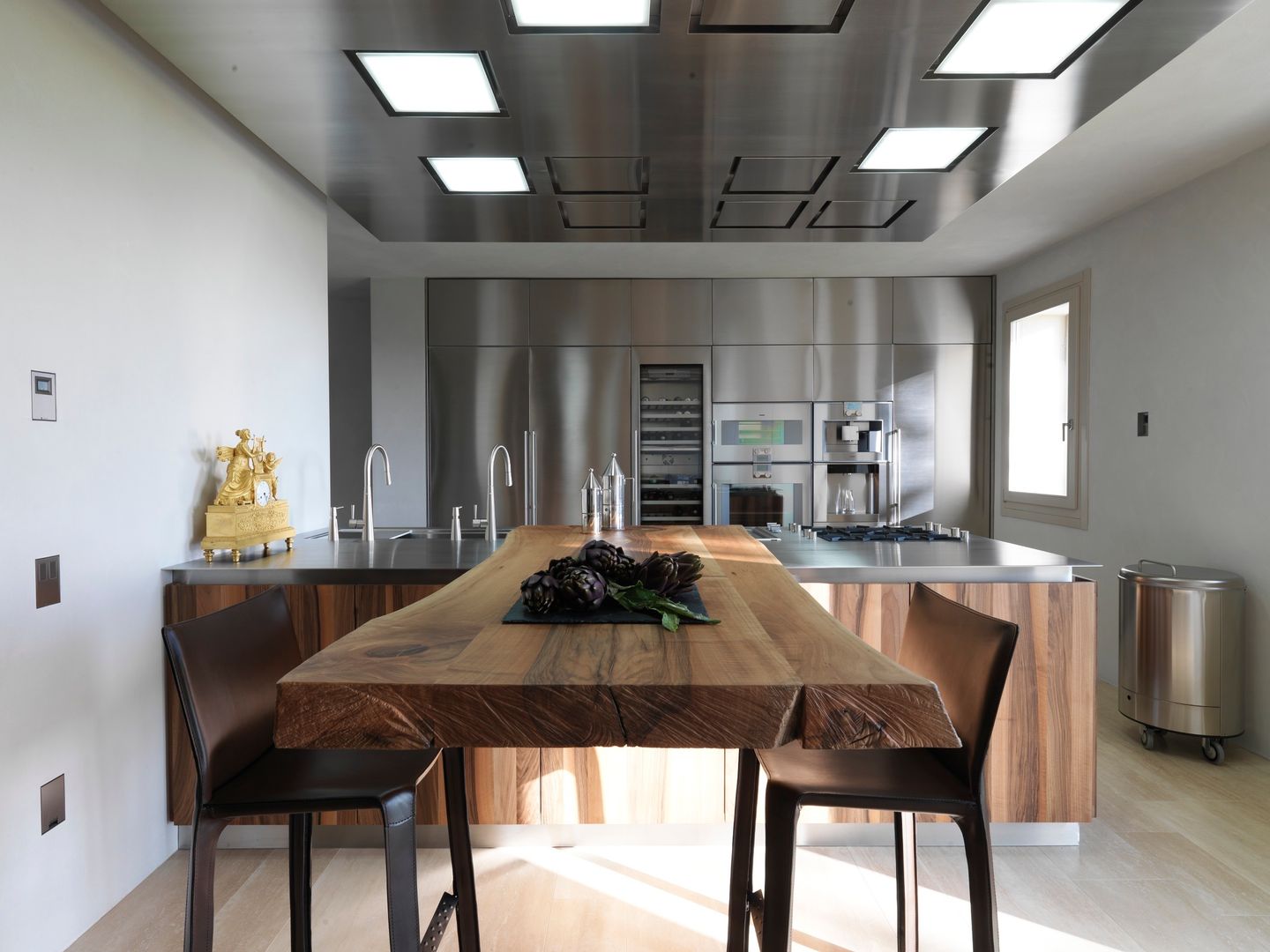 Ristrutturazione nel Nord Italia: Splendido uso di materiali naturali, Vegni Design Vegni Design Cocinas de estilo moderno