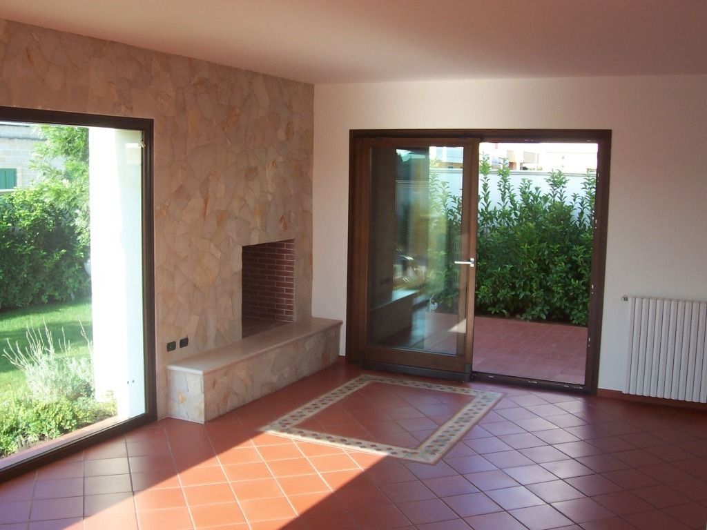 Abitazione a due livelli con giardino, Gianluca Vetrugno Architetto Gianluca Vetrugno Architetto Salones de estilo moderno