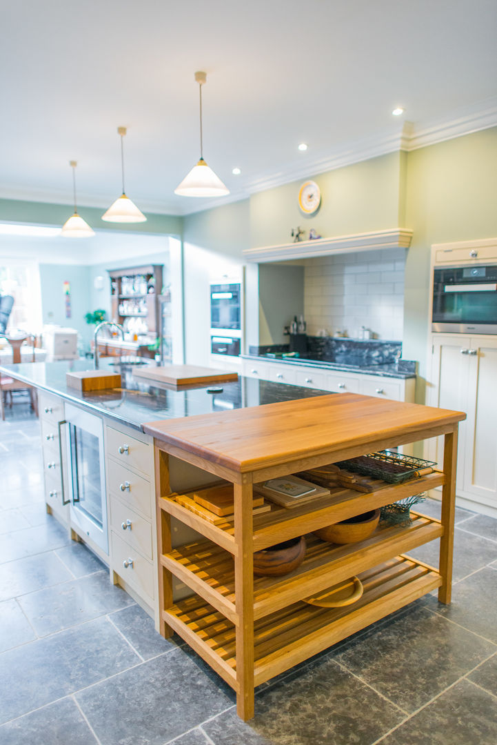 The Earlsfield Traditional Kitchen NAKED Kitchens Кухня в классическом стиле