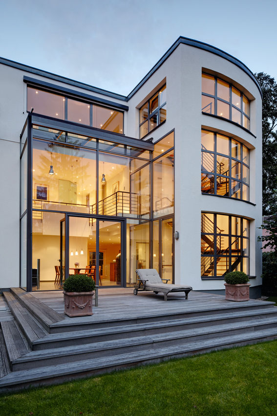 Villa am Rhein – Straßenansicht, Architekturbüro Lehnen Architekturbüro Lehnen Casas modernas: Ideas, imágenes y decoración