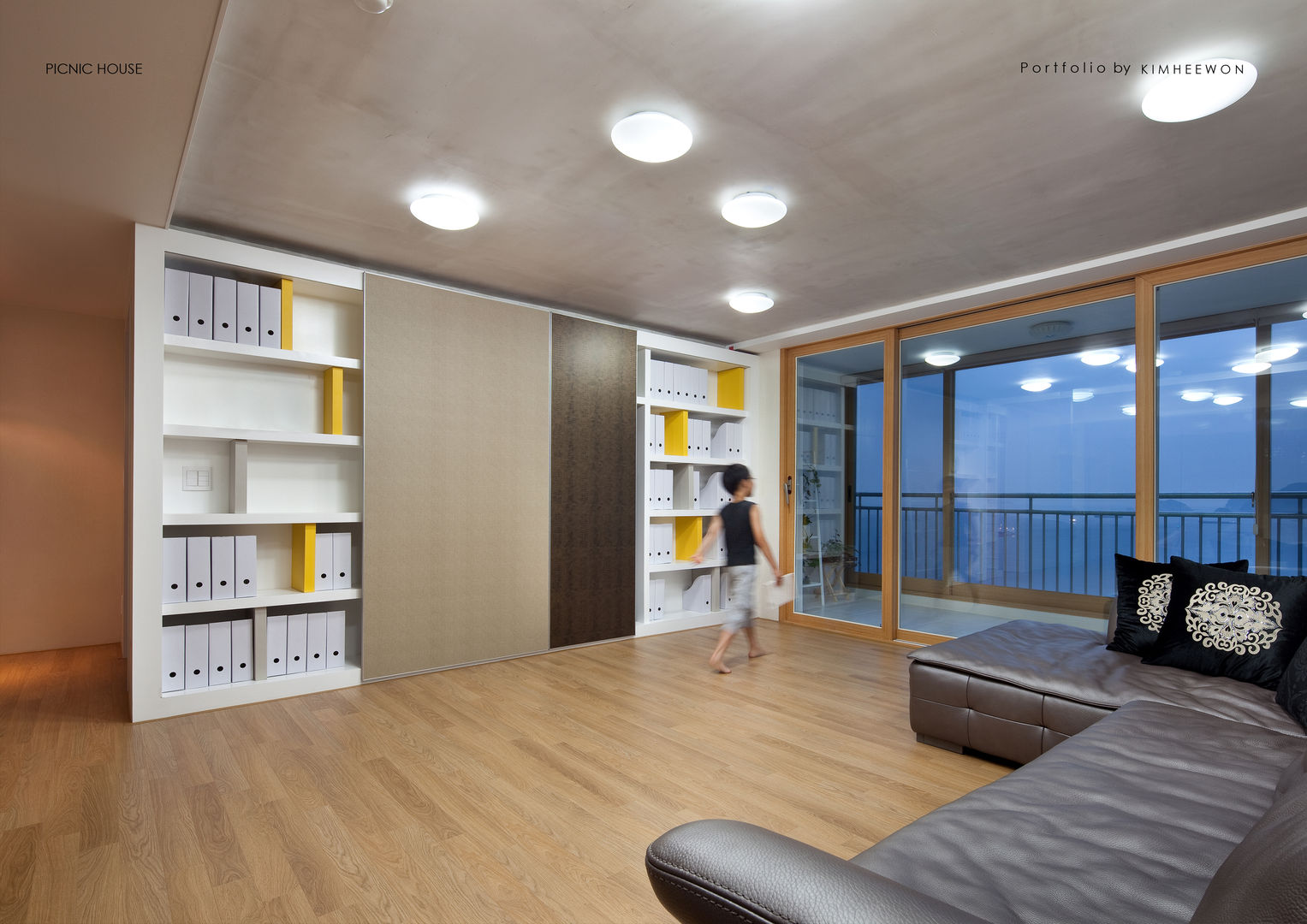 PICNIC HOUSE, designvom designvom Ruang Keluarga Modern