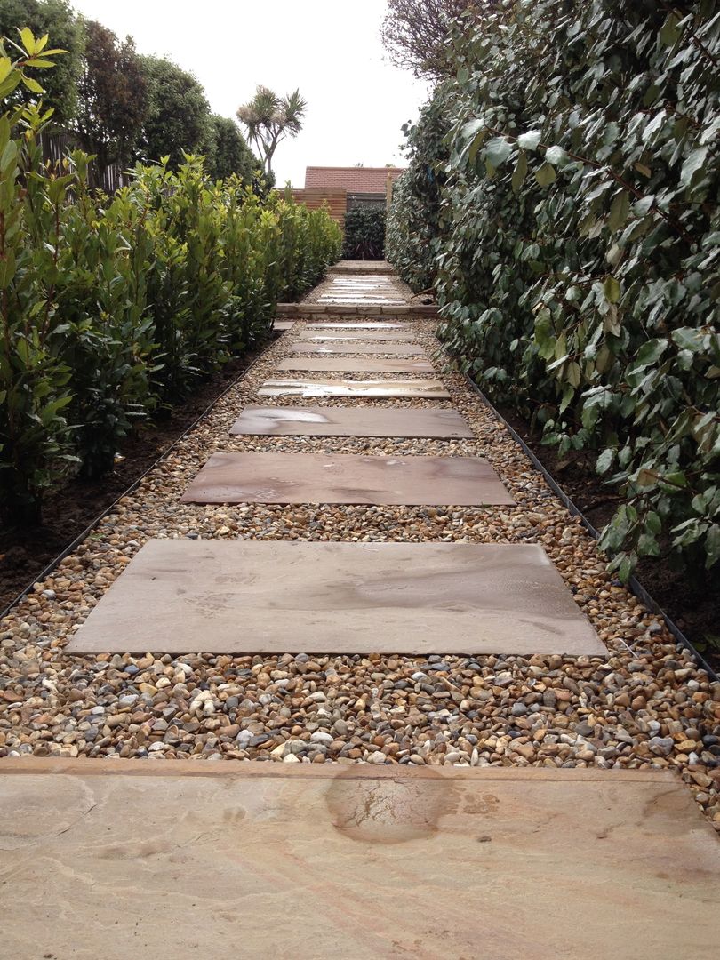 Coastal sculpture garden - A view down the main path homify Modern Garden