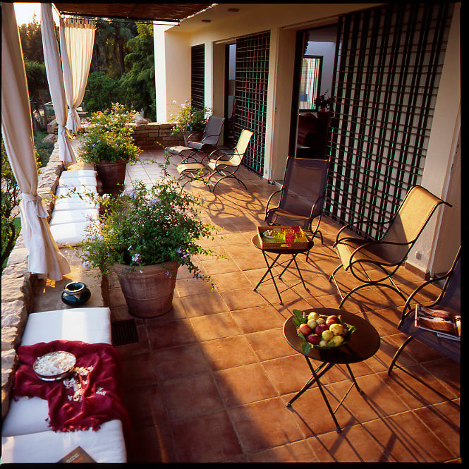 Terrasse au premier étage sur les orangers alia bengana architecte Maisons méditerranéennes Accessoires & décoration