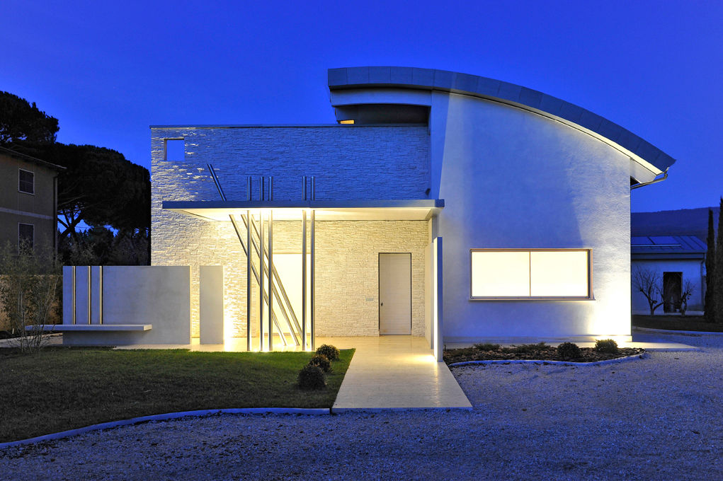 VILLA AQUILANI - Ristrutturazione di una villa, INO PIAZZA studio INO PIAZZA studio Casas modernas