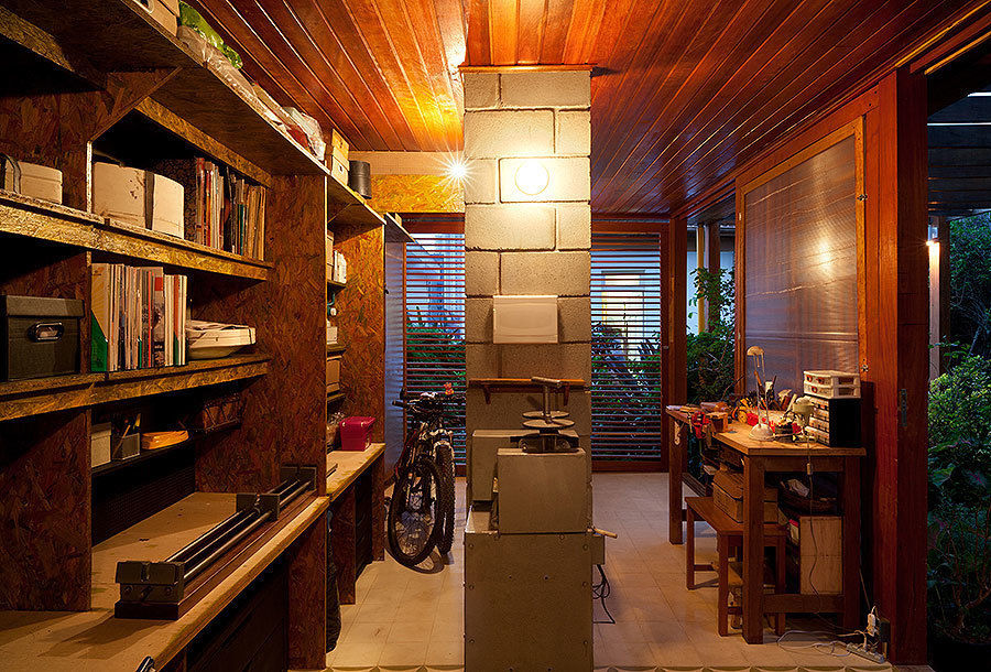 Atelier Pompeia, ODVO Arquitetura e Urbanismo ODVO Arquitetura e Urbanismo モダンデザインの ガレージ・物置