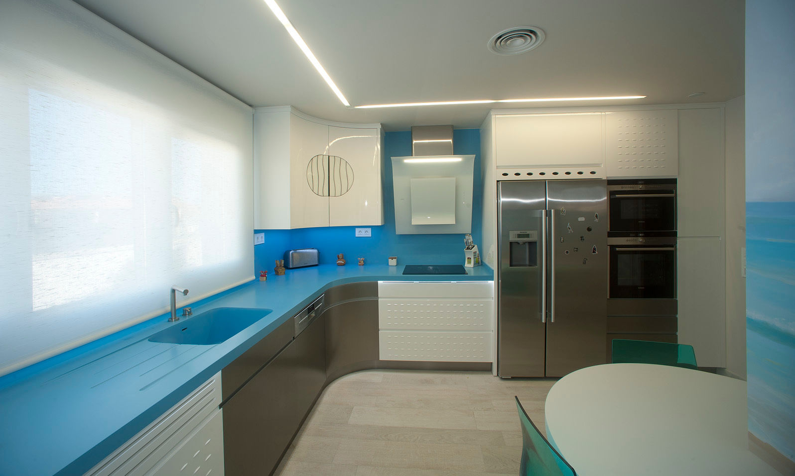 Casa en playa Mediterraneo, Artemark Global Artemark Global Cocinas modernas: Ideas, imágenes y decoración Mesadas de cocina