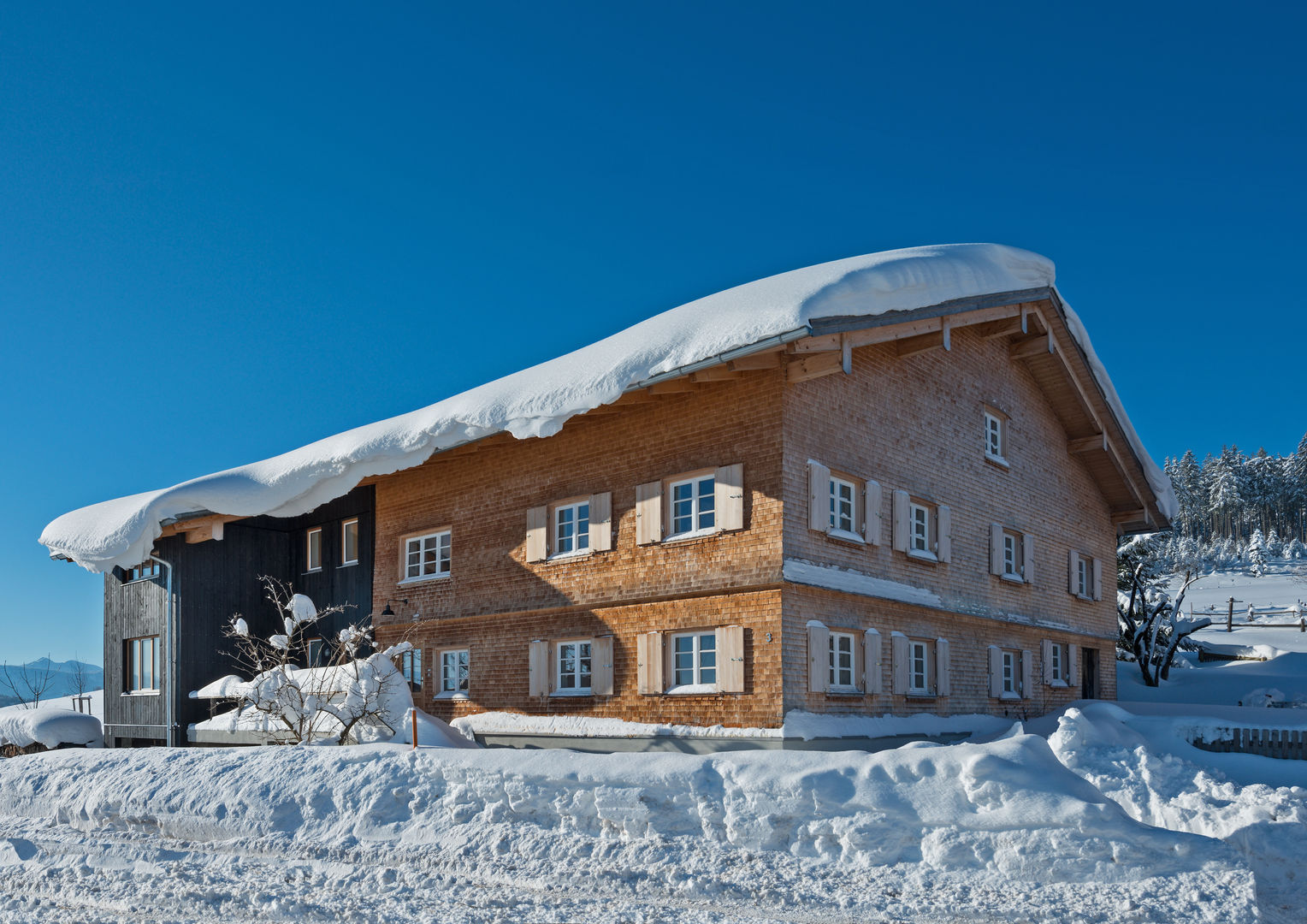 Winteransicht Nord-Ost Prof. Peter Tausch Flur, Diele & Treppenhaus im Landhausstil