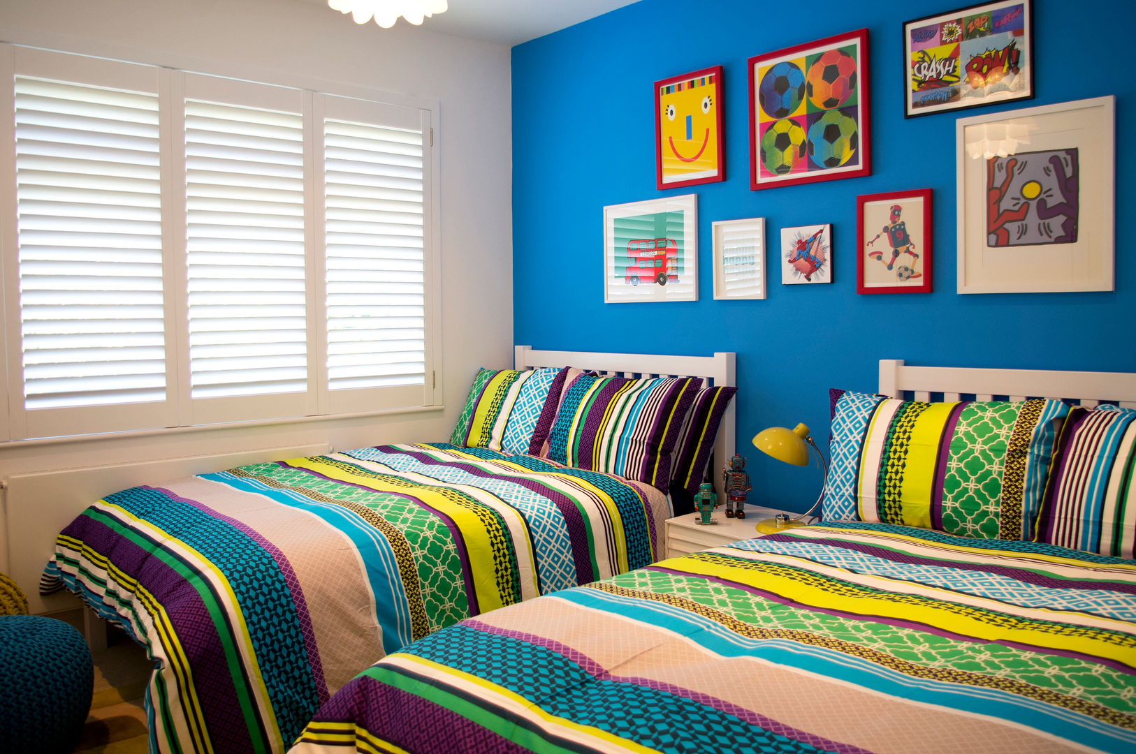 Colourful boys bedroom LLI Design モダンスタイルの寝室