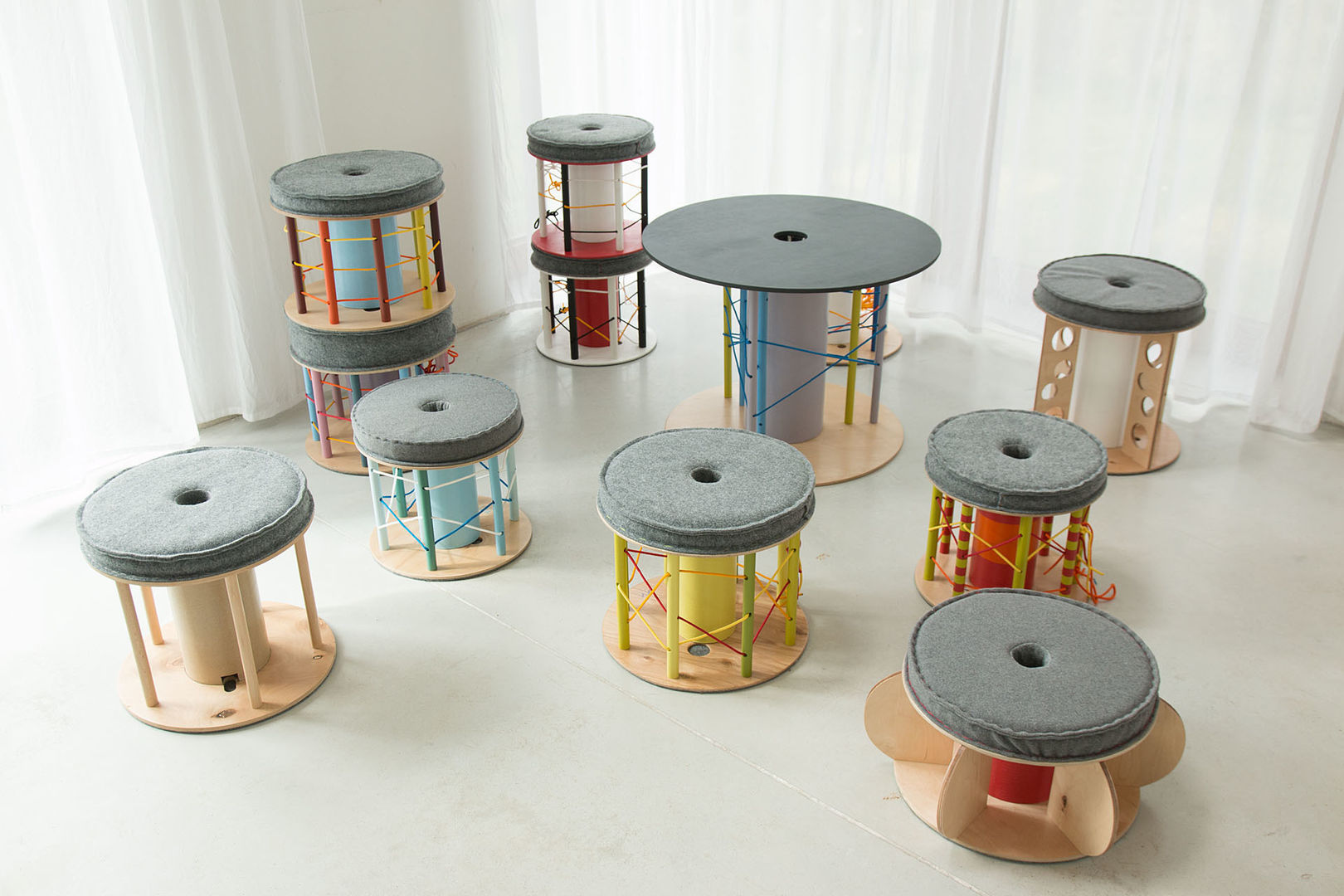 Pufa interaktywna, NaNowo Industrial Design NaNowo Industrial Design Детская комнатa в скандинавском стиле Письменные столы и стулья