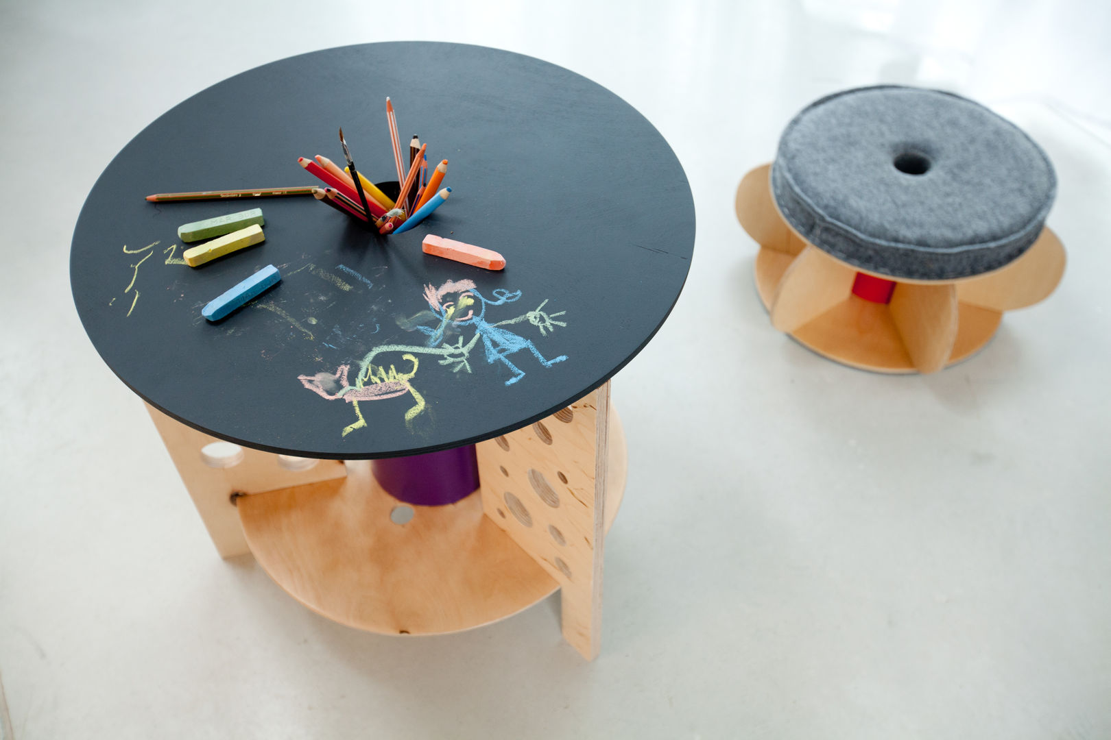 Ekologiczny stolik dziecięcy, NaNowo Industrial Design NaNowo Industrial Design Nursery/kid’s room Desks & chairs