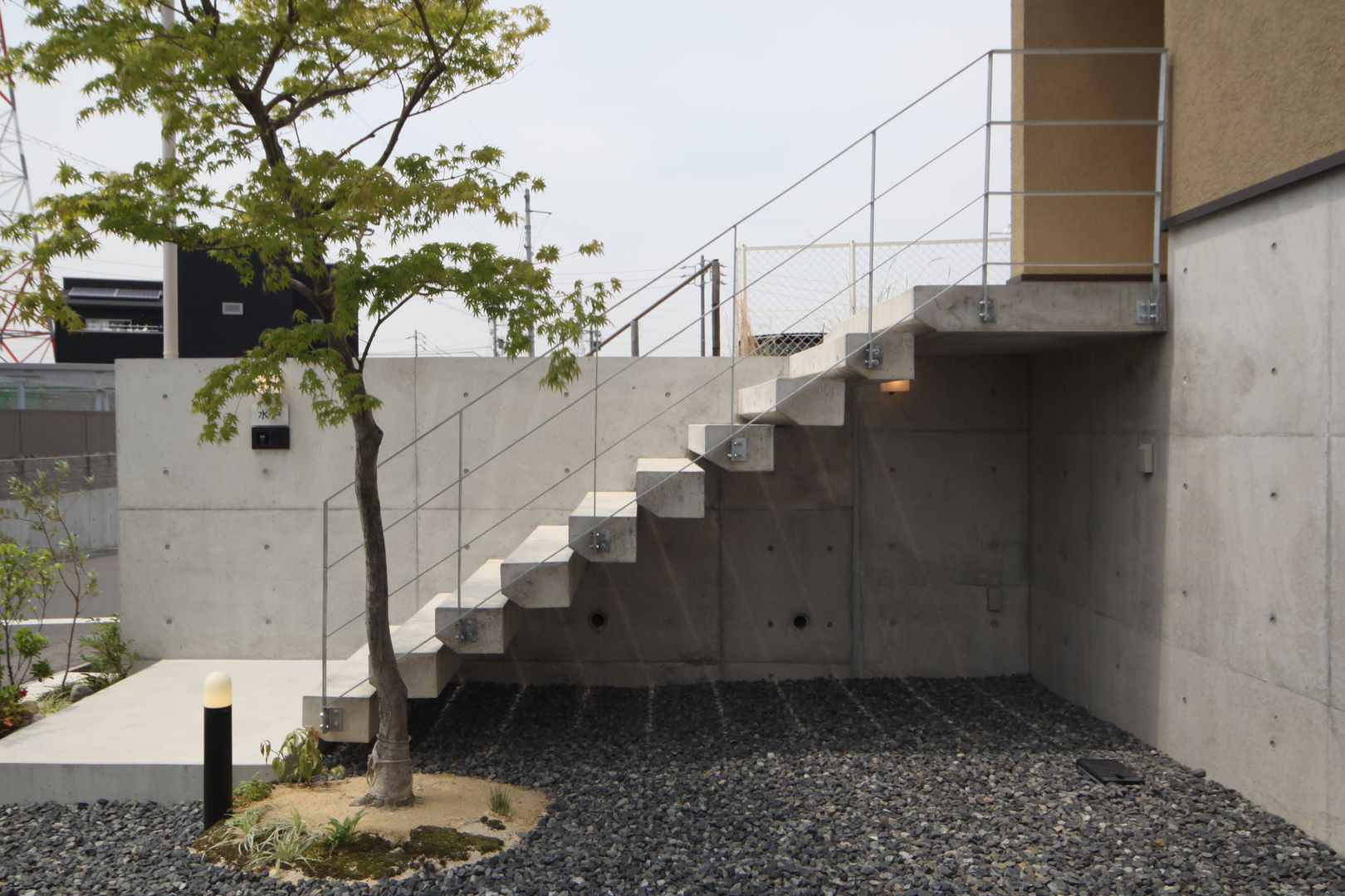 アプローチのコンクリート片持ち階段 青木昌則建築研究所 モダンな 家