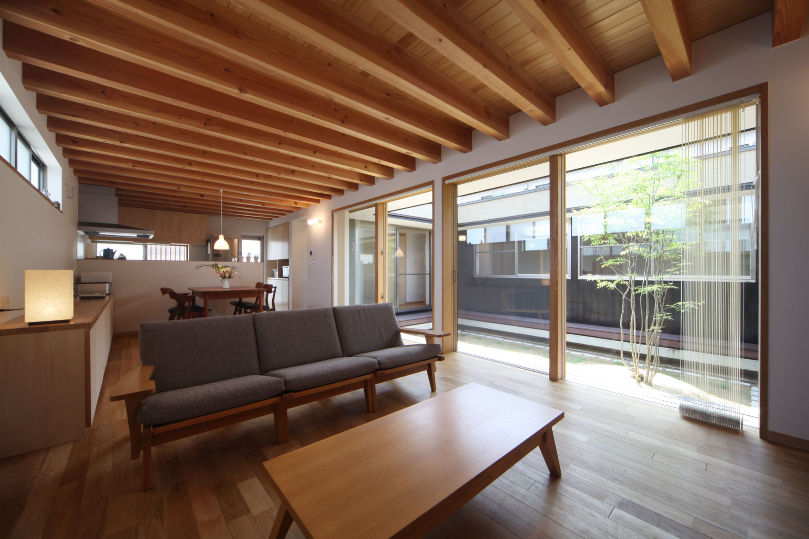 FLAT4～平屋のコートハウス, 青木昌則建築研究所 青木昌則建築研究所 Scandinavian style living room