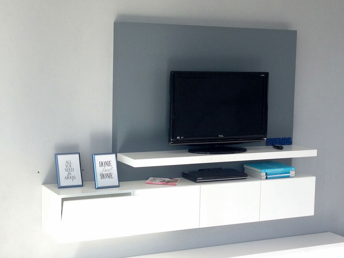 homify Minimalist living room TV stands & cabinets