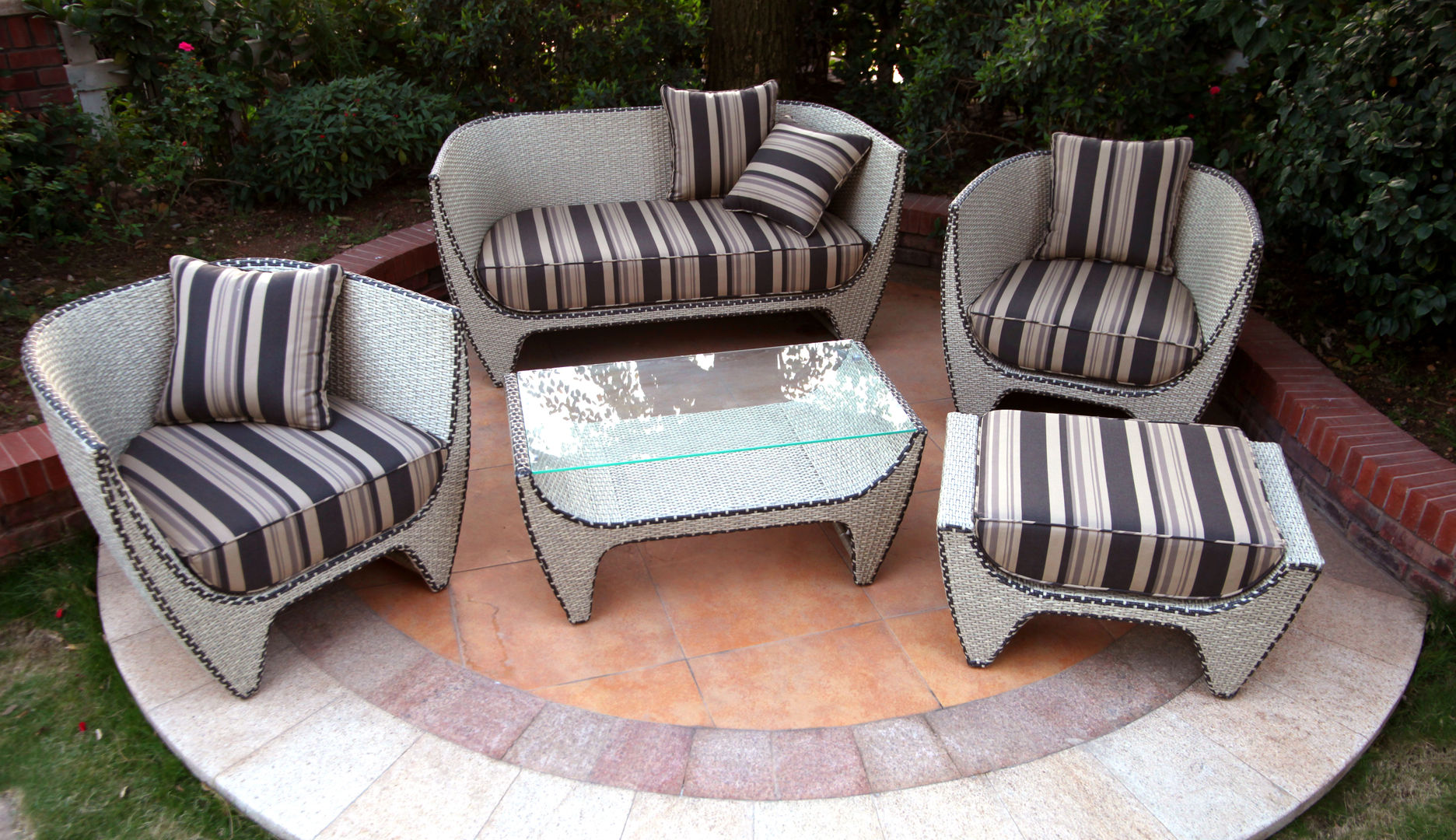 Slice, solovyovdesign.by solovyovdesign.by Modern Garden Furniture