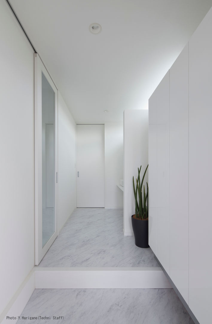PLATE HOUSE, 松岡健治一級建築士事務所 松岡健治一級建築士事務所 Minimalist corridor, hallway & stairs