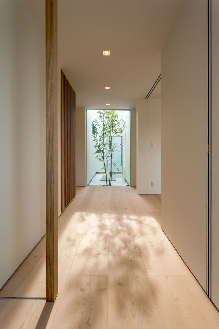 飯塚の住宅, ＭＡアーキテクト一級建築士事務所 ＭＡアーキテクト一級建築士事務所 Eclectic style corridor, hallway & stairs