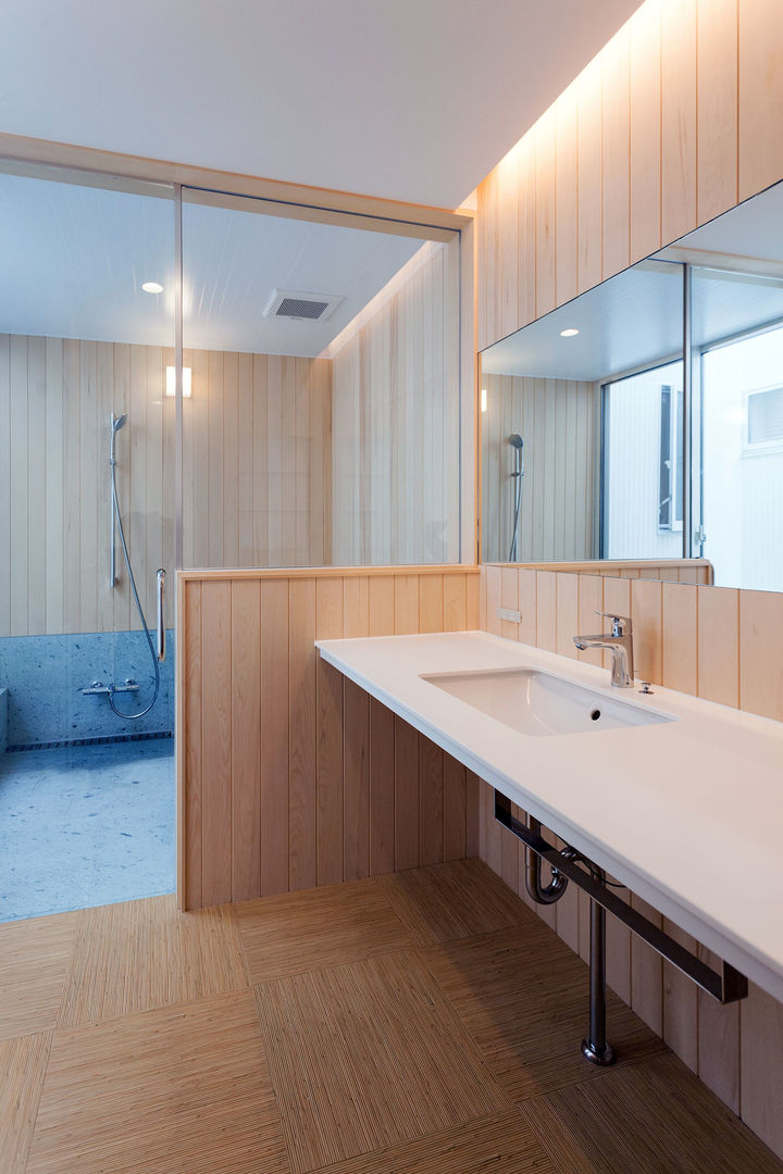 飯塚の住宅, ＭＡアーキテクト一級建築士事務所 ＭＡアーキテクト一級建築士事務所 Eclectic style bathrooms