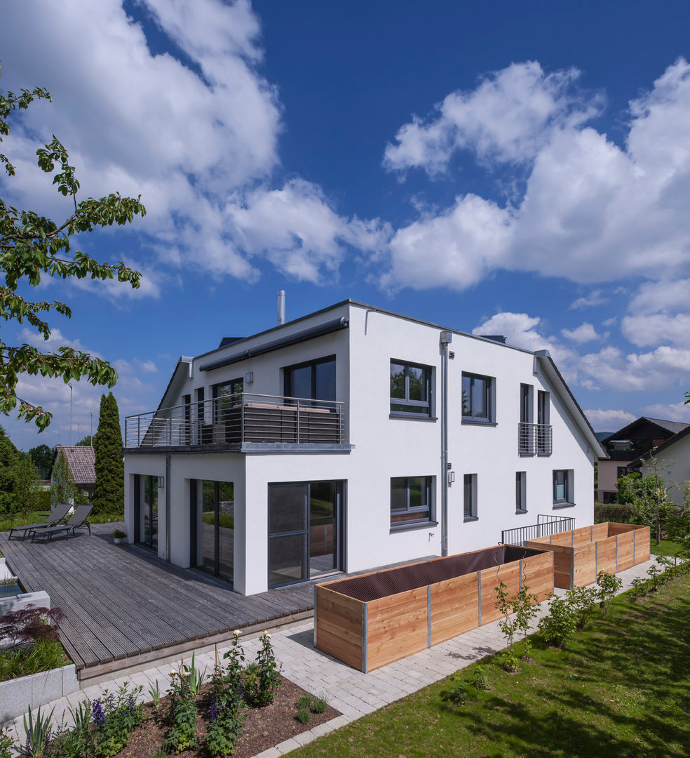 ​Ein ungewöhnlicher Umbau für zwei Familien, KitzlingerHaus GmbH & Co. KG KitzlingerHaus GmbH & Co. KG Balkon, Beranda & Teras Modern