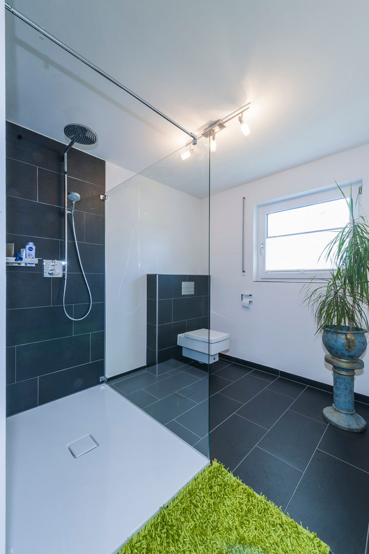 ​Ein ungewöhnlicher Umbau für zwei Familien, KitzlingerHaus GmbH & Co. KG KitzlingerHaus GmbH & Co. KG Modern Banyo