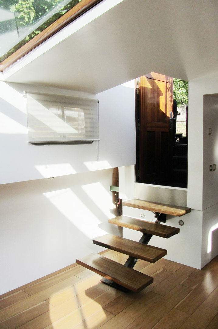 Aménagement d'une péniche, tina merkes architecte tina merkes architecte Eclectic style corridor, hallway & stairs