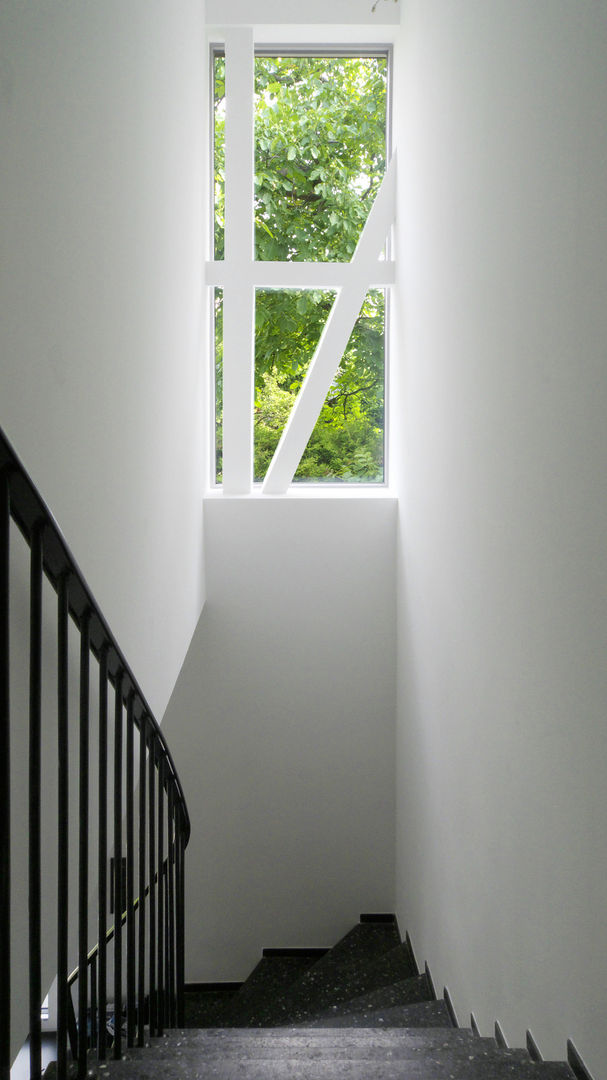 homify Classic style corridor, hallway and stairs