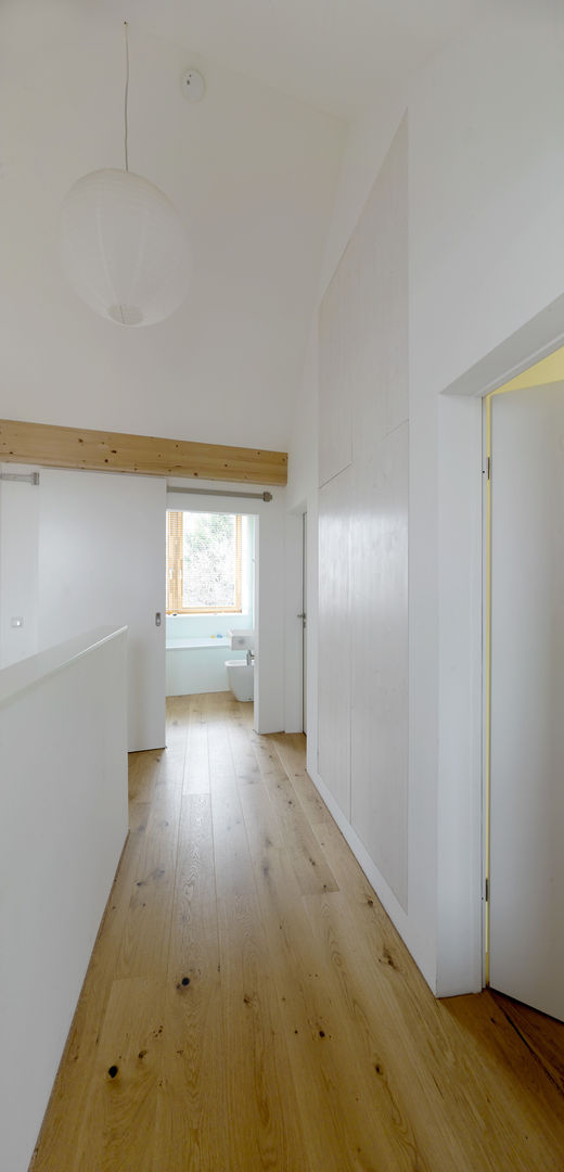 Scheune T, +studio moeve architekten bda +studio moeve architekten bda Minimalistyczny korytarz, przedpokój i schody