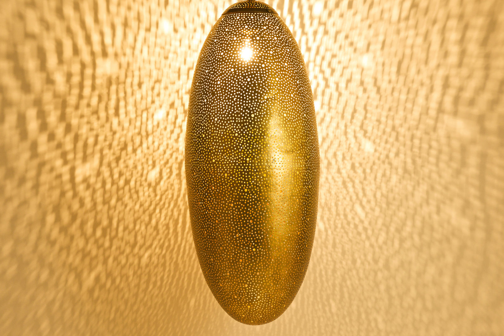 Raw brass oval pendant light .. Casas estilo moderno: ideas, arquitectura e imágenes Accesorios y decoración