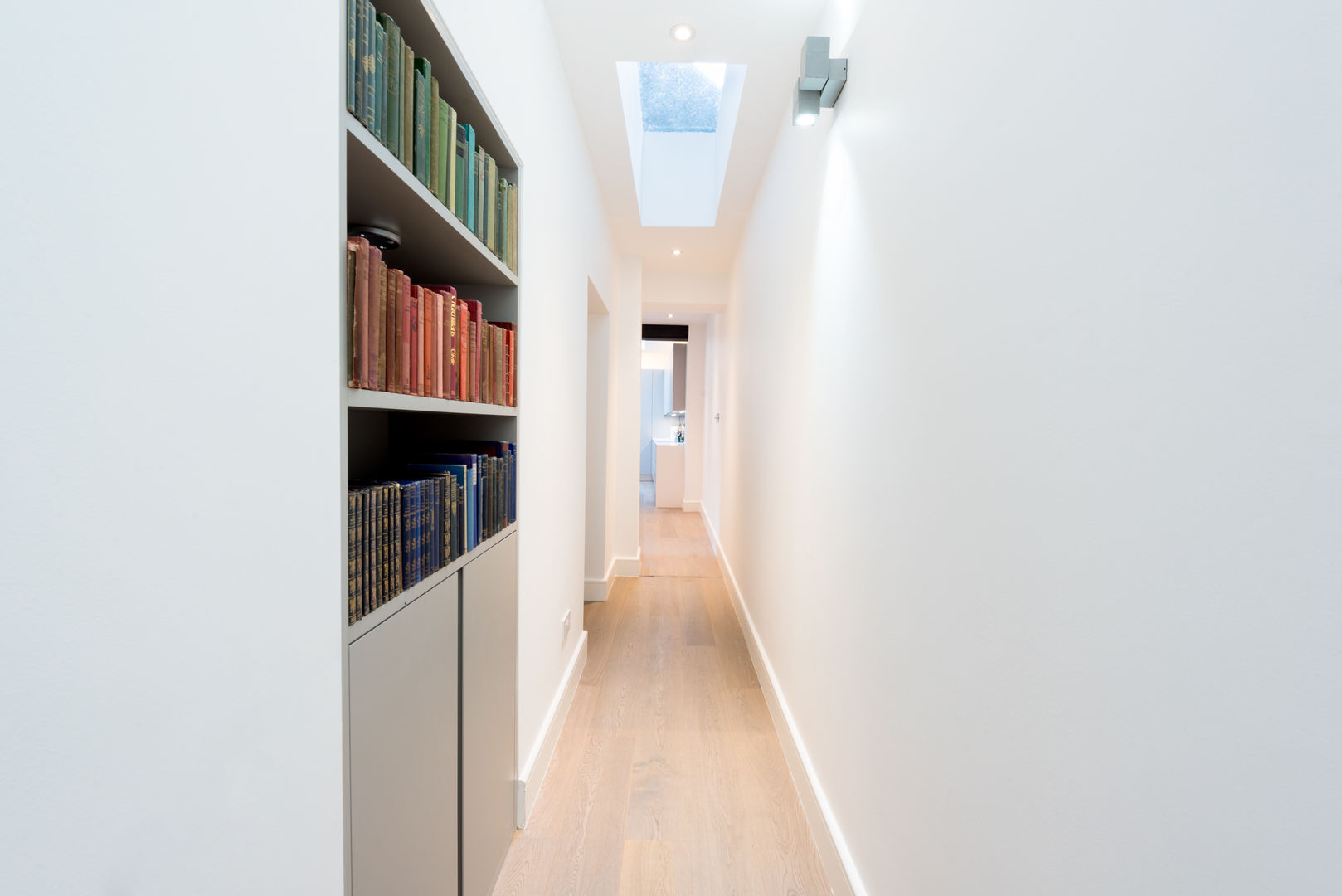 Roland Gardens , BTL Property LTD BTL Property LTD Minimalist corridor, hallway & stairs