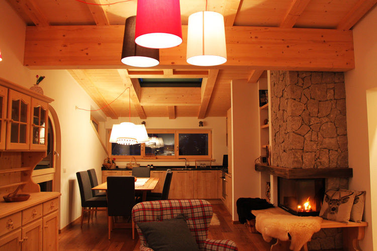 Chalet a Ortisei, NOMADE ARCHITETTURA E INTERIOR DESIGN NOMADE ARCHITETTURA E INTERIOR DESIGN 客廳