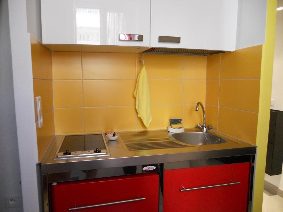 Mini alloggio a Nizza, UAU un'architettura unica UAU un'architettura unica Modern kitchen