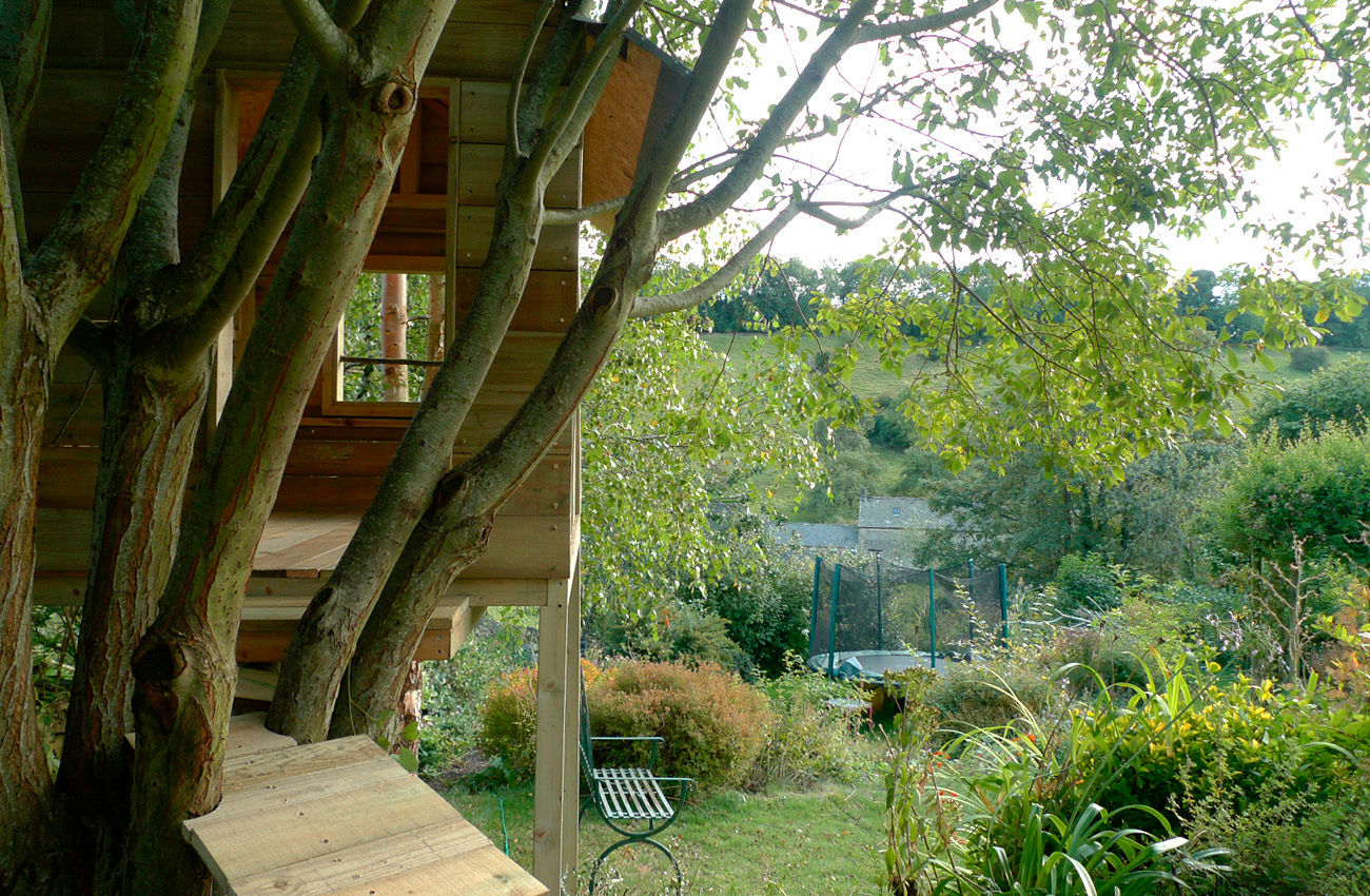 Treehouse wayne maxwell Giardino in stile rustico