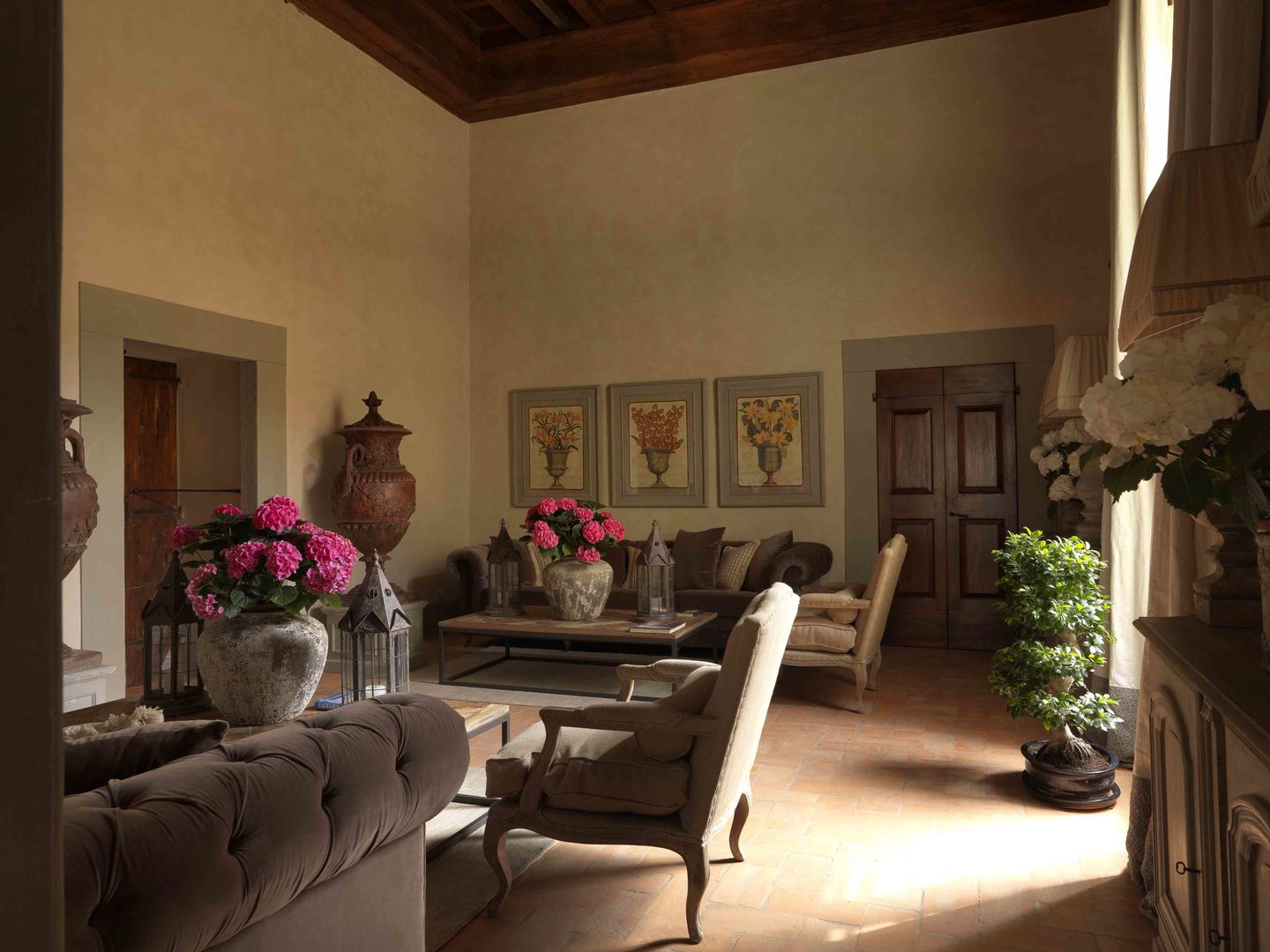 Palazzo nel centro d Pistoia, Antonio Lionetti Home Design Antonio Lionetti Home Design クラシックデザインの リビング ソファー＆アームチェア