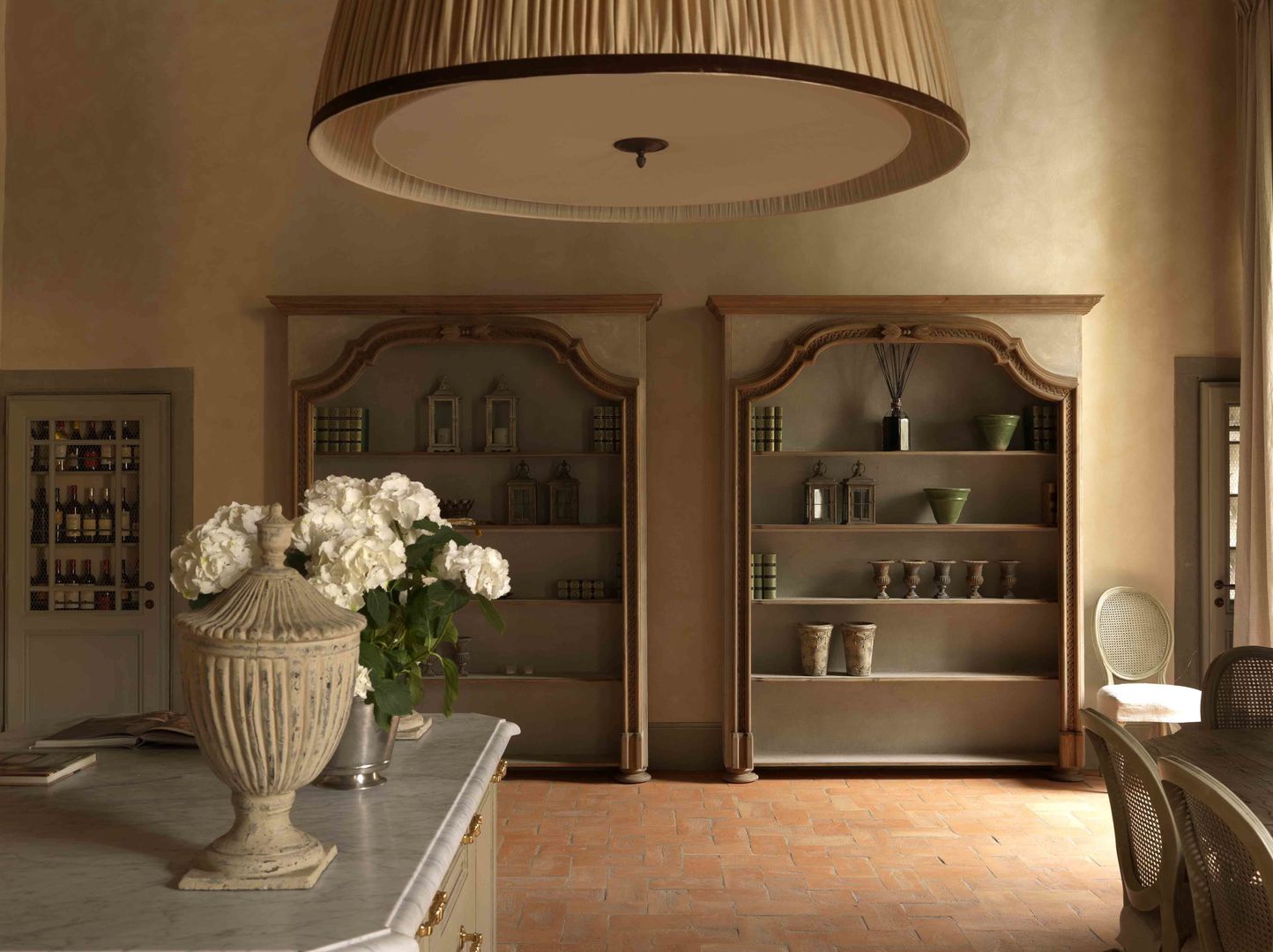 Palazzo nel centro d Pistoia, Antonio Lionetti Home Design Antonio Lionetti Home Design Classic style kitchen Cabinets & shelves