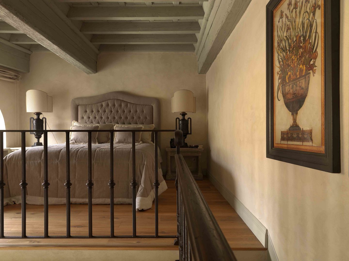 Palazzo nel centro d Pistoia, Antonio Lionetti Home Design Antonio Lionetti Home Design Classic style bedroom Beds & headboards